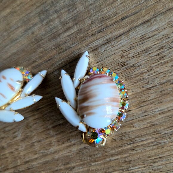 Vintage 1960s Juliana DeLizza Elster clip on earrings Milk glass Aurora Borealis - Picture 7 of 7